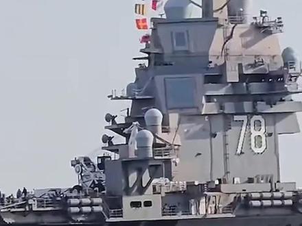 是否过胡塞这一关?福特号航母目的地分析 福特号战斗群部署在地中海东侧的效率其实是最高的,不仅距离目标更近,而且还能得到以色列约旦的空中加油机支持。如果与林肯号战斗群在阿拉伯海汇合,那可能还需要准备与胡塞武装先干一仗,美军到时如何选择,我们拭目以待。#全球创作者计划 #美军 #伊朗 #国际局势