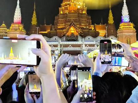 焰遇告庄,星耀新年,2025-2026星光夜市跨年烟花秀
当湄公河的晚风拂过大金塔的飞檐,2025的最后一缕星光与夜市的灯火交织成纱。零点将至,漫天烟花骤然绽放,七彩焰光划破热带夜空,与18点后亮起的万盏灯火相映成趣,宛如繁星坠落人间 。非遗韵味与潮流活力在此碰撞,傣家嘎光舞的欢腾、六国巡游的绚烂与烟花的璀璨共振,香茅草烤鱼的香气萦绕鼻尖,勐海烤鸡的烟火气温暖心间。无人机天幕与焰火共舞,每一束花火都是写给新年的情书,每一次绽放都定格着团圆与期盼。在东南亚最大的露天夜市里,让我们以烟花为契,告别过往,相拥2026的万丈光芒,让星光与焰光,照亮每一段奔赴美好的旅程。
#再见2025你好2026 #烟花🎆 #新年烟花秀 #烟花秀现场 #告庄西双景