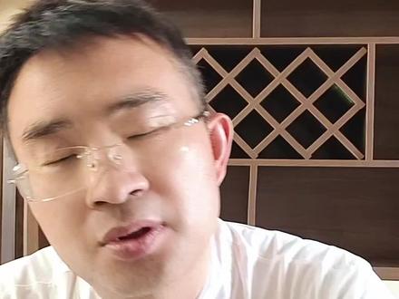 宇辉山东阅山河三大悬念 董宇辉三天夜播,“家电保卫战”之后是三大悬念,我是老韩。
就在刚才12点整,连续上播四小时的他突然站起来:“我该赶飞机了。”临走前扔下两个“重磅炸弹”:
第一,定制粽子要来了。 他神秘兮兮地说:“有几款味道,测试时大家投票出奇一致。”
第二,下一站阅山河——胶东,“带大家看过漫天飞雪,再爱看胶东美景、品胶东好物。”山东老乡可以准备好横幅了
同时留下三个悬念,一“”阅山河24号首站哪里,二有网友问:“那你现在赶飞机是去哪儿?”
三:阅山河董宇辉会不会缺席,你说呢》评论区听听您的高见
其实最大的悬念大多数人都不知道,26年宇辉同行战略升级的边海战略,边,边疆广西新疆 海上海珠海海南威海 啥意思,阅山河少有人知道的黄金路线图#董宇辉 #董宇辉拥有暖评最多的评论区 #与辉同行 #阅山河#山东