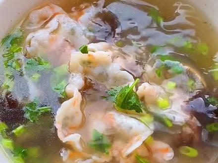 大虾你们喜欢怎么吃?我家喜欢做成虾片汤,暖心又暖胃@DOU+小助手 #美食趣胃计划 #美食教程