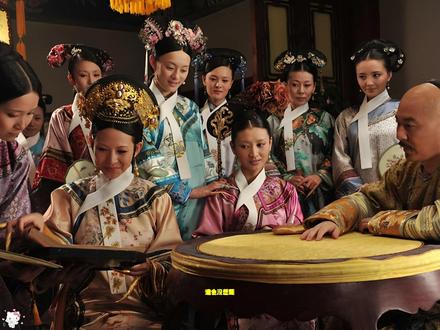 谁也没想到, 13 年后再看《甄嬛传》主演现状,差距竟然这么大。首先是甄嬛扮演者#孙俪,作为本剧最大的赢家,稳居一线,和邓超儿女双全,但 42 岁注重养生的她却难掩老态,脸部馒化僵硬,和当初绝世容光的嬛嬛完全判若两人。其次是祺贵人的扮演者唐艺昕,祺贵人愚蠢但实在美丽,和张若昀 15 年的爱情长跑实在是令人羡慕。而现如今 37 岁的她依旧美丽动人,脸上更是看不到一点岁月的痕迹。而华妃扮演者#蒋欣 , 41 岁不婚不孕,成功减肥后靠《小巷人家》宋莹爆火。虽被嘲剧里疲惫老态纹路尽显,但短短几个月的时间,她就让脸蛋变回紧致平整的模样,成功实现满 40 减 20 ,光彩夺目。#好物推荐🔥 #面膜 #韦雪