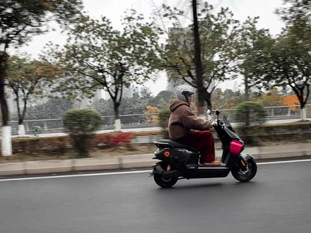 智能榜单万元内第一!雅迪冠能白鲨Ⅱ如何用智价比炸翻行业? #雅迪 #雅迪冠能白鲨二代 #智能进化跃级高配 #旗舰电摩 #鲁大师