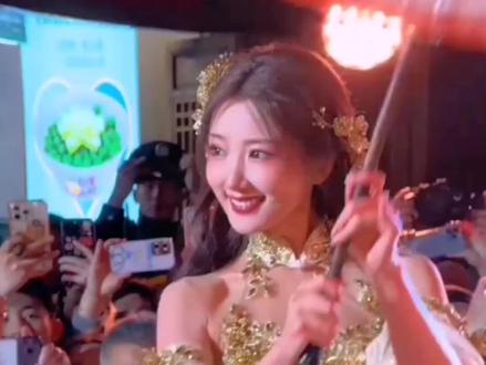 毛晓彤现身福州三坊七巷,点亮元宵奇幻夜#演出现场写真 #音乐现场旧照 #现场演出的瞬间定格