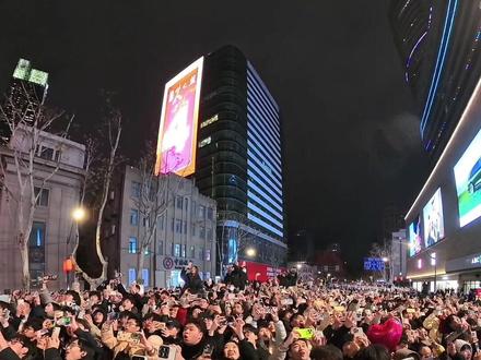 带你们看最真实的新街口跨年~也祝大家2026新年快乐~ #南京#新街口#新街口跨年#人山人海场面十分热闹壮观 #2026新年快乐