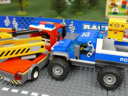 儿童玩具:吉普车和越野车一起比赛;看看挖土机推出车如何维修