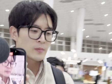 爹地眼镜一扶 事情一定不简单🤫#赵廷义 #演员赵廷义 #偶遇明星 #机场偶遇明星 #十八岁太奶奶驾到重整家族荣耀4