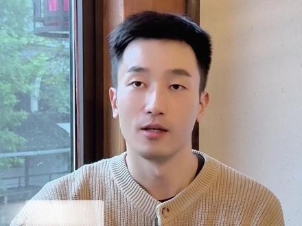 独立后内在缺爱,中年很可能会迎来创伤爆发 经济独立、事业有成的女性,常因内心缺爱,在感情中失去主体性 —— 把隐藏的需求全寄托给伴侣,即便被伤害也难割舍,分手后深陷痛苦、否定自我,过往创伤被彻底激发。
这是因为她们擅长独立却 “偏科” 爱自己,误以为好关系是丢掉自我。想走出痛苦,要先找回自身资源,正视爱自己的课题;更要允许脆弱和需求被看见,自己安抚内在的脆弱部分。真正的强大是呈现完整自我,社群也会提供安全环境,助力大家展现真实模样#缺爱 #缺爱疗愈 #主体性 #亲密关系 #原生家庭#女性成长 #内在蜕变营 #应徐翔 #满月心理 #内在缺爱到圆满 #爱上完整的自己 #爱人 #家人 #大女主 #事业女性 #独立女性 #职场女性 #依恋 #安全感 #女性力量 #情感 #女生必看 #自我成长 #爱自己 #原生家庭 #人格独立 #强者思维 #更好的自己 #心理学 #焦虑 #祛魅 #蜕变 #逆袭 #成长 #变强 #正能量 #情感树洞 #人生 #吸引力法则。