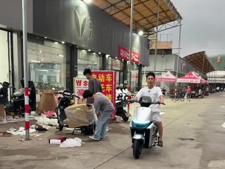 金箭F70
多种解锁方式
前后12寸轮胎
前后静音双碟刹
超强澎湃动力#九号#mz#金箭#F80#m95c #首驱