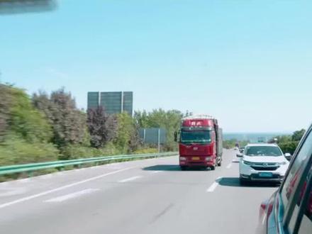 #上热门 【今日14时通车!西安⇌兴平30分钟飚拢!双向8车道+智慧高速真来了】
历时3年改造
西兴高速正式焕新通车!
12月30日14时起
西安到兴平实现 “30分钟通勤圈”
全程提速近一半!
🔥 核心升级亮点:
1️⃣ 车道翻倍:双向4车道→ 6-8车道,通行能力暴涨
2️⃣ 时间减半:西安⇌兴平从40-50分钟缩短至 25-30分钟
3️⃣ 智慧出行:全线ETC无感通行,专用货运通道+智慧收费车道
4️⃣ 立交升级:新增 咸阳高新互通立交,5处立交优化改造
5️⃣ 分流缓堵:预计分流 西安绕城西段30%车流,堵车压力大降
📍 一路串联核心区:
沣东、沣西新城 → 能源金贸区 → 咸阳高新区 → 兴平
无缝衔接连霍高速,西咸一体化再提速!
🌿 黑科技加持:
· 距地铁16号线仅4米施工“零扰动”
· 边坡光伏年发电 1400万度
· 旧料回收率达90%,真正“变废为宝”
🚗 通行即体验:
下午就能开上双向八车道
周末去兴平咥扯面、逛古镇说走就走
跨城通勤、货运物流效率全开!#同城 #西安 #兴平 #陕西