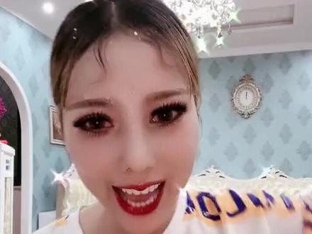 黑蒜姐又挑战鲱鱼罐头了😂😂😂