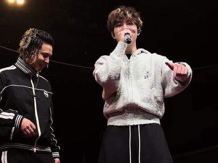 现场清唱新歌demo《一半流行》并展示果果赠予的aj#topbarry #邓典果