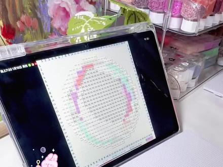 家人们快看成品!这波算不算极限拯救成功?有没有那味儿了 ——五彩泡泡,自带柔光滤镜的感觉!#拼豆 #拼豆翻车 #拼豆豆 #拼豆成品 #拼豆教程