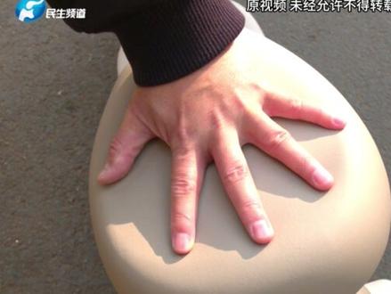 记者实测新国标电动车!12月5日,河南郑州,记者在电动车市场,现场试骑新国标电动车,座椅小、没储物空间、头盔充电器没处搁,而工信部回应“个别电动车不够人性化”:将推动生产企业优化产品。#不一样的中国节气 #中国节气大雪篇 #二十四节气让生活更美好