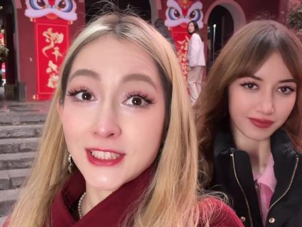 带刚来中国的新老外体验春节年味,新老外说很羡慕你们春节氛围感 #外国人在中国#全世界都在过中国年#在抖音过好年#饿了么春节打烊广告