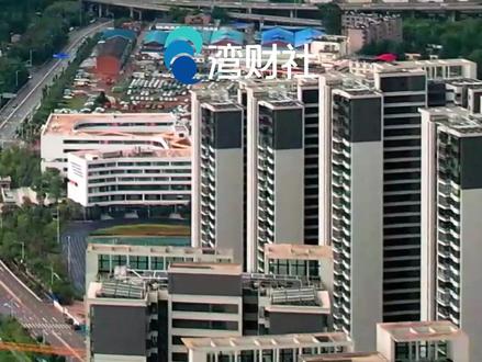 “十五五”城市更新带动15万亿级投资,地产股掀起涨停潮 #十五五城市更新带动15万亿级投资 #政策红利将带来房地产长期投资机遇 #地产股掀起涨停潮 5月29日,房地产板块迎来全面上涨。截至收盘,A股阳光股份、天健集团、福星股份涨停,光大嘉宝、特发服务、绿地控股、万科A、招商蛇口、新城控股等龙头房企同步跟涨。
港股内房股表现亮眼,碧桂园盘中一度涨超40%,融创中国涨超20%,中国奥园、合景泰富、万科企业涨超10%。
消息面上,5月28日,国务院公开发布《城市更新“十五五”规划》,明确了2026年至2030年我国城市更新工作的发展目标、重点任务、重大工程与配套政策。多家机构测算,“十五五”期间城市更新市场总容量预计达15万亿元至20万亿元。这一政策红利将全面激活相关产业链,带来长期投资机遇。