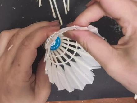 3分钟,修好一个羽毛球,你学会了吗? 前几天的羽毛球修复分享,有问工具,也有问教程,有更资深的“修复高手”实现羽毛球自由的,今晚边贴面膜的功夫,我修好了5个~
把其中一个的修复过程也做了记录,分享给有需要的人哈
拿走,不谢#修复羽毛球教程 #修复羽毛球 #手工diy #自愈 #手工diy