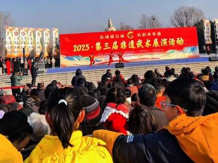 好消息,比干庙在卫辉第三届非遗武术展演活动期间免费对公众开放 比干是殷商王室重臣,因直谏被剖心致死,武王为其封墓。北魏太和十八年(494年),魏孝文帝因墓建庙,明弘治七年(1494年)孝宗皇帝扩建后,奠定了现在的建筑布局。比干墓是中国第一座坟丘式墓葬,被誉为“天下第一墓”,墓前古亭残碑上镶刻的“殷比干莫”四字,据考证为孔子剑刻遗迹。比干庙是林氏后裔祭祖访古的圣地,比干被尊为林姓的太始祖。同时,比干在民俗中被尊为文财神、文曲星和裘皮业祖师,每年农历四月初四和十月廿五,庙内都会举办比干诞辰纪念活动,吸引着海内外比干后裔前来拜谒。摩旅小诗人刘白诗曰:《比干庙怀古》
庙堂高阁拜贤臣,舍己为国不惜身。
自古难为忠君事,枉费赤血一片心。
#旅行攻略扶持计划 #真实生活分享计划 #抖音生活观察计划#卫辉 #摩旅小诗人刘白