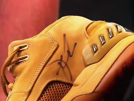 离谱!詹姆斯亲笔签名球鞋,小伙为买EDG冠军皮肤,偷偷拿爸爸珍藏来当铺!#典当行 #鉴宝 #当铺 #典当行的那些事 #交易