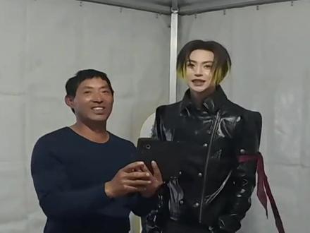 耿奇文16岁的生日惊喜,自己的名字和偶像一起上了热搜