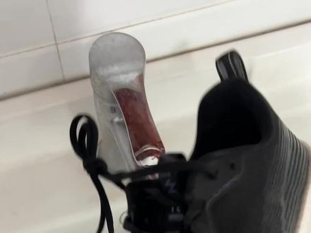 洗衣机刷鞋流程,简单方便,一看就会#哎呦喂你鞋真好看 #刷鞋 #污渍轻松去除 #刷鞋子