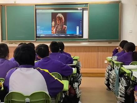 一代人有一代人的戏要唱 他们或许不能完全看懂,但他们一定看懂了生死爱情和家国大义的彼此成全。希望即将登上历史舞台的10后,能铭记历史,发奋自强。(课间播放)#文化自信#历史 #艺术美学#enemy民国篇#家国情怀