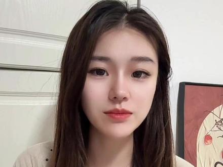 委托书公证流程中,这6个细节最容易出错 委托书公证流程中需要注意什么?第一,先确认委托书给谁使用,最好让用文单位提供格式或明确授权事项,避免公证办完后对方不接收。第二,委托权限要具体,尤其涉及出售房产、收取款项、贷款、抵押、代签合同等高风险事项,不能用模糊的“全权处理”。第三,委托期限要写清楚,可以约定具体截止日期或合理期限,不要完全依赖“办完为止”这类不确定表述。第四,是否允许转委托必须明确,转委托权限不能超过原授权。第五,委托人要有相应民事行为能力并真实理解授权后果,公证员会进行核验。第六,不要提前在需要现场见证的文本上签字,也不要隐瞒财产共有、权利限制或争议情况。想减少反复修改,可以通过跑政通先按用途整理委托内容和材料,再提交公证机构审核。公证不是只证明签名好看,而是对身份、意思表示和文书真实性、合法性进行审查。
#委托书 #个人委托 #委托授权书 #委托书公证 #委托书公证认证