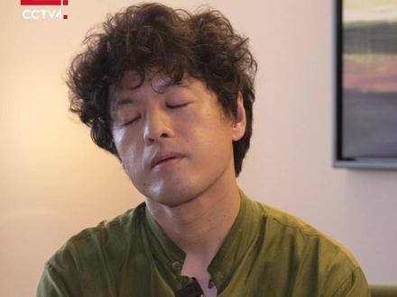 【相约上视节】第30届上海电视节于6月23日至27日举行,日本纪录片导演竹内亮担任本次白玉兰奖纪录片类别评委。当被问到想给纪录片新人什么建议的时候,竹内亮表示:做纪录片不赚钱,但是做纪录片的工作他认为是全世界最有意思的。#上海电视节#媒体精选计划