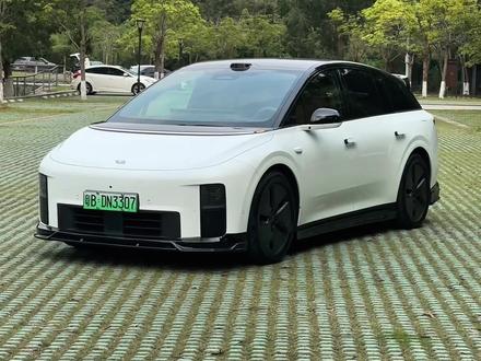 白色理想i6装黑色运动包围是什么效果?这样搭配看看#理想i6#理想i8#理想汽车 #理想升级 #理想升级改装