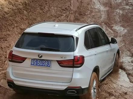 宝马X5来了,宝马动力不行?不可能,绝对不可能!开宝马的网友告诉他,雪地模式怎么调的,ESP怎么关的!#现场实拍 #越野 #懂车帝 #宝马x5 #抖音汽车 #沙漠狂飙节