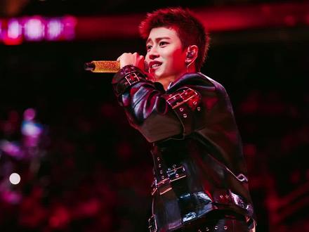 任嘉伦这波真的太长脸了!#任嘉伦#NBA #任嘉伦火箭主场表演