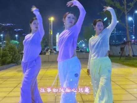 姐妹们有收到花花没🌹没有我这有#九百九十九朵玫瑰 🤭520快乐🎊姐妹们爱你们🤟#小雅爵士广场舞 #努力让自己发光 #丫头加油