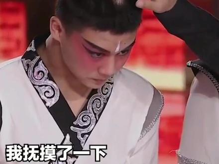 4岁苦练杂技,如今15岁的他头顶磨出一块硬茧,再也长不出头发了……