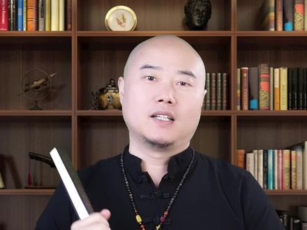 三分钟了解一座城 之 重庆
重庆是全球最大的城市之一,也是世界人口最多的城市,常驻人口3200万。是中国最年轻的直辖市,1997年设立。重庆又叫山城、江城、桥都、雾都、火炉、火锅之城、8D魔幻之城。重庆市区依山而建,是我国最大的山城。重庆有亚洲第二长的皇冠大扶梯,有中国最深的地铁站:红岩村站。重庆有好几座世界第一的跨江大桥,桥梁密集,目前有超过14000座桥梁,名符其实的桥都。有全世界上最复杂的黄桷湾立交桥,5层20条匝道,连接8个方向。重庆也是中国夜景最美的城市,像洪崖洞的夜景就堪称绝美。
重庆又叫江城,因为长江和嘉陵江在此汇聚。无论出川还是入川,都必经重庆。是名副其实的两江枢纽,巴蜀咽喉。不愧为“古渝雄关”。重庆一年365天,有1/3都是雾天,雾都之名由此得来。而且到了夏天重庆非常热,被形容成“火炉”。重庆人非常爱吃火锅,重庆有3万多家火锅店,有全国唯一的火锅博物馆,名副其实的火锅之城。重庆小吃很有名,无数吃货都拜倒在重庆的小吃摊下,重庆的磁器口就被称为“吃货的天堂”。
重庆是中国历史文化名城,有3000多年历史,是巴渝文化的发源地,曾三次建都,三次直辖,所以留下了丰富的历史和文化遗产。重庆旅游资源也非常丰富,有世界自然遗产,天坑地缝,世界著名的长江三峡,世界最大规模的摩崖石刻,世界三大洞穴之一的芙蓉洞,以及罕见的喀斯特自然景观等。重庆有国家5A级景区11个,4A级景区56个。
重庆人有着浓厚的乡土情怀,热情好客,有着独特的幽默感和乐观的生活态度。重庆是西部大开发重要的战略支点和“一带一路”的起点,是长江经济带的重要联结点,未来必将大放光芒。#重庆 #城市 #旅游 #重庆旅游攻略 #三分钟了解一座城