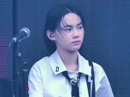 视频介绍了谢霆锋演唱会中一位17岁少女吉他手Dale的表现与背景,展现出她在吉他演奏上的出色功底和摇滚传承的意味。
少女吉他手的出现与外界猜测
从去年香港后德演唱会到今年成都站,谢霆锋身边一直跟着一位神秘少女吉他手。
一开始不少人猜测她是星二代,或是被资本强推来见世面。
提到谢霆锋年少成名,凭一把吉他“劈开”四大天王的时代,红磡演唱会上砸吉他、踹音箱的名场面至今被奉为经典。
选择17岁少女的原因与她的实力
早年谢霆锋合作的都是顶尖吉他大神,这次却选了一位17岁的少女,让人意外。
直到她指尖拨动琴弦,所有质疑声戛然而止。
她的指法丝滑、solo行云流水、节奏精准,气场完全不输老牌吉他手。
Dale的吉他学习经历与获奖情况
Dale10岁开始接触吉他,师从吉他大师范子谦。
15岁时斩获青年音乐创作大赛金奖。
还曾与不少圈内歌手合作过。
与谢霆锋的合作方式与摇滚传承
她与谢霆锋的合作没有经过正式面试,仅凭几段演奏视频就征服了乐队总监王双举。
视频最后提到,这更像是两代摇滚人的硬核接力,体现摇滚人的传承。