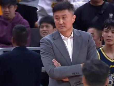 太炸裂!浙江外援超远三分压哨绝杀广东队,杜锋双手叉腰很无奈