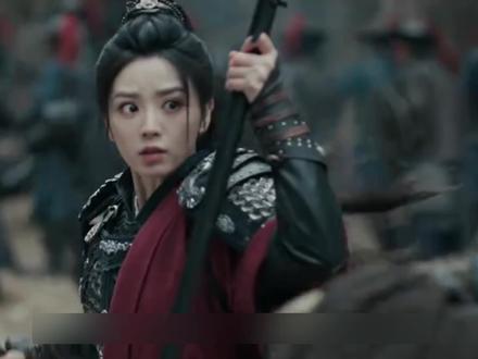 樊长玉终于得知自己父亲的真实身份,贺将军临死前,将一个染血的锦盒交到樊长玉手中,信中寥寥数语,却重如千钧,这一刻,樊长玉的世界观被彻底击碎,她童年时哼唱的大奸臣魏祁林童谣,如今变成了一把刺向自己的刀!#好剧推荐 #二创激励计划 #逐玉 #古装