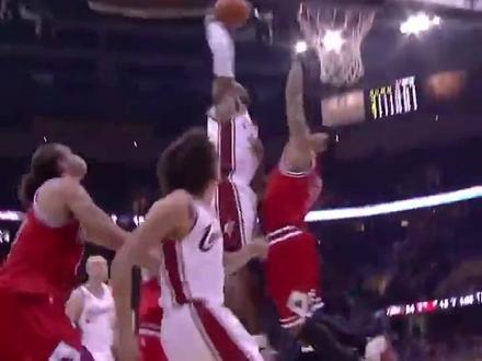 十年前的今天,詹姆斯完成了这记惊天隔扣~