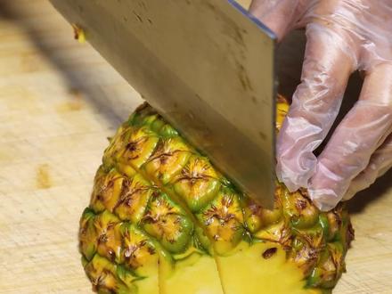 菠萝好不好,看这位置就知道,学会这个技巧,挑选的菠萝香甜多汁#菠萝 #水果