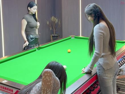 两姐妹可谓是练球神器,猜猜打球的是谁?#这台球一打一个不吱声