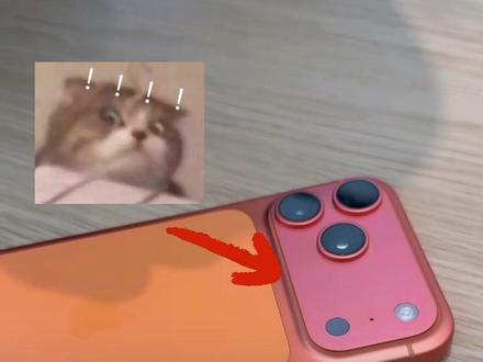 消费者反映苹果17手机的橙色边框掉色为粉色。客服回应称可能存在氧化,建议线下检测。此前媒体报道苹果正在回收变色的Pro及Pro Max机型进行调查。工程师分析可能是因封孔工艺失败,在日常光照下导致的均匀褪色。#苹果17收集掉色 #苹果客户回应苹果17手机掉色