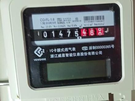 #创作者中心 #创作灵感 #燃气表 #维修小技巧 威星牌IC卡燃气表插卡显示关和电池符号,就是电池不通电导致的,产生此故障的原因就是燃气表电池长期没换,电池漏液把电池盒腐蚀了,大部分情况换一个新的电池盒配件就能修好恢复用气。