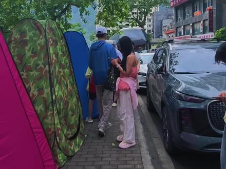 天峨县红水河浆板漂流观尝蓝刀鱼水上运动(旅游)风生水起方兴未艾,每年4月至11月正是该项活动的黄金季节,特别是节假日和双休日更是火爆,河面上到处都是浆板漂流的游客,有形容为“煮饺子”。游客的爆满有力地带动了天峨的第三产业的发展,增加了许多灵活就业岗位,增加了收入。(该视频拍摄于2026年5月16日)