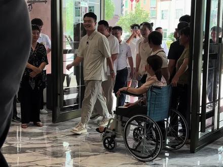 咱也是见证过网红婚礼的人了@小刚学长 @豆腐东