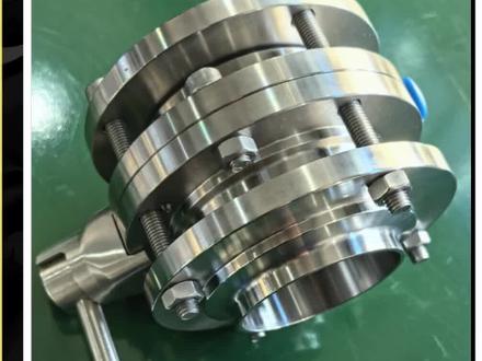 #卫生级蝶阀厂家#气动卫生级蝶阀#粉体蝶阀#卫生级球阀 #卫生级蝶阀卫工作原理及特生级隔膜阀点(400字)
卫生级蝶阀核心为90°回转式流体控制阀门,适配食品、制药、生物工程等洁净工况,工作原理:阀杆带动一体式不锈钢蝶板做quarter-turn旋转,蝶板平行于介质流向时为全开状态,流通无阻碍;旋转至蝶板与阀座密封面紧密贴合时完全断流,部分工况可通过蝶板半开实现精准流量调节,驱动方式支持手动、气动或电动,满足自动化与手动操作双重需求。
产品核心特点突出卫生合规与高效适配,阀体、蝶板、阀杆均采用304/316L不锈钢,过流面经镜面抛光处理(Ra≤0.4μm),无死角、无缝隙设计杜绝介质残留与细菌滋生,可直接适配CIP在线清洗、SIP蒸汽灭菌。密封件选用FDA认证的EPDM、FKM或PTFE材质,实现零泄漏密封且无毒无析出;连接方式以卡箍快装为主,符合DIN/SMS标准,拆装便捷、维护高效。整体具备耐腐蚀、启闭扭矩小、流通能力强的优势,全面满足GMP、3A、EHEDG等行业严苛认证要求,是洁净流体输送的核心控制部件。