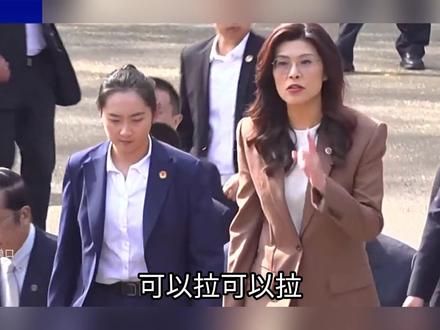 郑丽文率团来到南京中山陵,一些大陆民众自发的前去支持郑丽文!