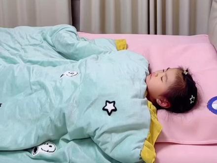 小朋友宝宝爱看的搞笑视频 小朋友搞笑吃糖果视频 #小朋友都爱看 #儿童动画 #启蒙早教 #亲子互动 #搞笑视频 吃糖果的小朋友搞笑视频 奥特曼儿童动画片