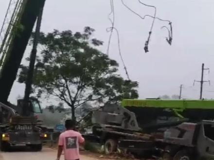 @吊小二 钢丝绳夹角对钢丝绳受力的影响,夹角越大钢丝绳所受的力就越大#吊小二 #吊装安全 #吊臂计算器免费 #吊装作业 #吊装人