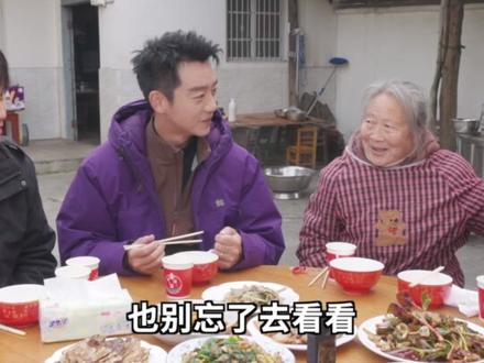 郑恺以 “孙辈” 之名,走进乡土深处。本是送去礼物,却被老人的守望狠狠治愈。#你的礼物到了#郑恺大森子坝坝宴里的团圆年味