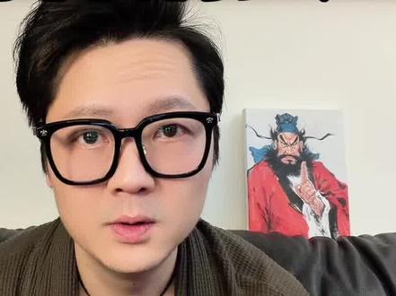 湖北襄阳、宜昌等地爆出的新闻,精神病院,本该是守护人类心灵的最后一道防线,结果呢?被曝出竟然成了某些人敛财的工具。
甚至有记者挖出来,其中一家涉事的精神病院,前身居然是一家搞土石方工程的建筑公司!
大家细品一下这个画面:昨天他们还在开挖掘机、运渣土,今天摇身一变,穿上白大褂,开始研究你的大脑和灵魂了。这哪里是治病?这简直是吧你的脑袋,当成了另一种形式的“工程土方”在填埋!
他们不需要你真的有病,他们只需要你有一张医保卡。