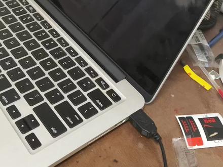 今天教大家如何给老款的MacBook安装Windows10和mac os双系统,前提是必须确保是2013款到2020款的,而且还必须是英特尔芯片的,M芯片是不能装的,至于如何切换双系统,那就是开机的时候同时按住开机键和option键